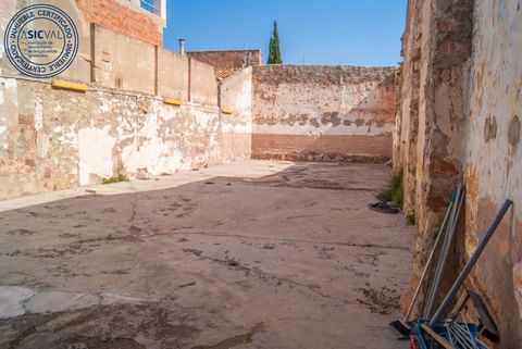 If you ever thought about buying a plot of land to be able to make the house of your dreams...... Here you have the opportunity to meet your goals. For sale urban plot of 236 meters, in one of the street with more tradition and tradition of the popul...