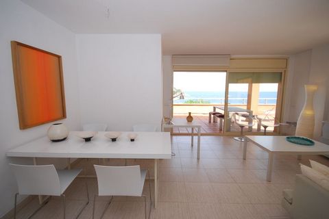 Located in Sant Feliu de Guíxols, this superb apartment is perfect for a family getaway. With 2 bedrooms, this home can accommodate up to 4 guests. It has a shared swimming pool where you can enjoy a day at the poolside. Take the beautiful coastal wa...