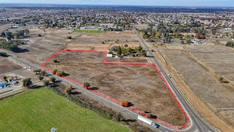 Approximately 8.78 acres of land in sought after Elk Grove located at the southwest corner of Elk Grove Blvd and Grantline Rd that present a prime opportunity in this area. Zoned SPA TRI and situated within the Elk Grove Triangle Special Planning Are...
