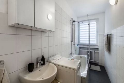 Welkom in dit zorgvuldig ontworpen appartement van 58 vierkante meter, waar hedendaags comfort en stijlvolle functionaliteit elkaar ontmoeten. Gelegen op een gewilde locatie, biedt deze woning twee ruime woonkamers versierd met meubilair van hoge kwa...