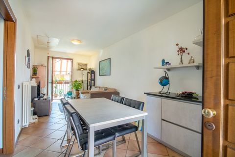 In a quiet residential area only 800 m from the centre of Garda, in a well-kept residential complex with communal swimming pool, we offer a comfortable two-room apartment on the first floor. The living area, which is accessible through an independent...