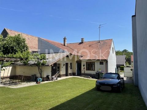Secluded garden, lots of sun, romantic old trees, earth cellar and plenty of space, are just a few highlights of this property! The old building is a farmhouse from about 1930, adapted again and again over the years, with currently about 80m2 of livi...