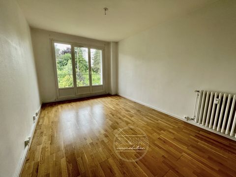 Come and discover this beautiful apartment in very good condition! Whether you are an investor, a student, a couple... This apartment is for you. It is composed of two bedrooms, a living room, an independent kitchen, a bathroom, and a balcony. It als...
