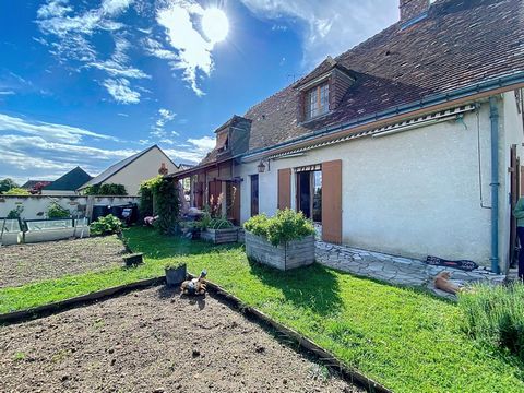 Située à Bridoré (37600), cette propriété bénéficie d'un environnement tranquille, idéal pour une vie de famille. Proche des écoles, elle offre un cadre de vie pratique et agréable. L'extérieur de la maison comprend une cave pour le rangement, ainsi ...