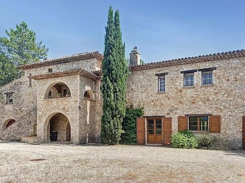 La Toscane liegt an einer kleinen Landstraße etwas außerhalb des mittelalterlichen Dorfes Correns und ist eine imposante Villa, die im etruskischen Stil aus altem, aus Italien importiertem Stein erbaut wurde und um den Innenhof mit einem großen Swimm...