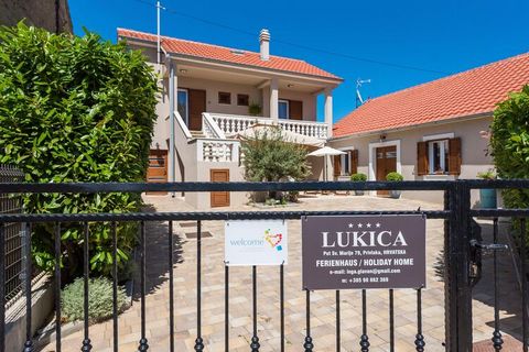 Die Villa Lukica befindet sich in Privlaka, 20 Km von der alten Stadt Zadar entfernt. Das Gebiet ist für seine Sandstrände, die für Familien und Kinder geeignet sind, sehr bekannt. Im Erdgeschoss gibt es ein liebevoll eingerichtetes, großes Wohn-/Ess...