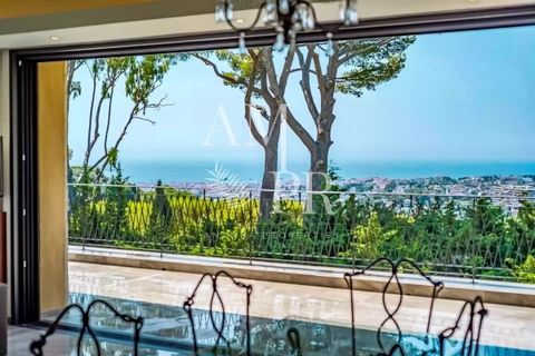A pocos minutos de Cannes, esta magnífica villa contemporánea se está terminando actualmente. Diseñado por un arquitecto de renombre, tiene una superficie de unos 370 m² y goza de impresionantes vistas al mar desde todas las habitaciones y mucho sol....