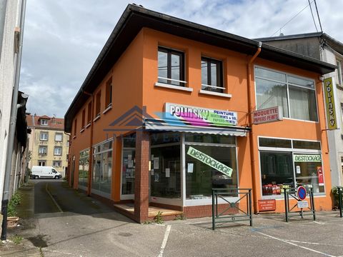 Au centre ville de Dieuze, Immoverdeaux Transaction vous propose un local professionnel de 390 m2 sur 2 niveaux, avec une grande vitrine en facade, spacieux, lumineux et un parking gratuit à proximité. Prix : 250 000 € FAI Les informations sur les ri...