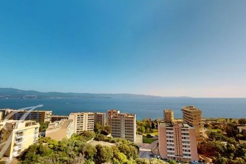 EXCLUSIVE Exceptional opportunity for a 170 m2 T5 duplex apartment on the top floor of a luxury, secure residence with trees, offering panoramic sea views on the prestigious Route des Sanguinaires! Second floor: large, bright living area with firepla...