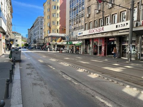 Wij bieden een winkel te koop aan in de Albinstraat tussen Vitosha Boulevard en Graf Ignatiev Street, diagonaal tegenover het gerechtsgebouw. De commerciële site is een grote ruimte met een regelmatige vorm met een bebouwde oppervlakte van 204 m². Ma...