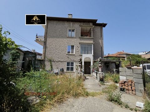 Nous proposons un étage de quatre chambres d’une maison dans le centre de Velingrad. Il est situé près du centre du quartier de Kamenitsa et de la plage de Kaferinova. L’appartement se compose d’un couloir d’entrée, d’un salon, d’une kitchenette, de ...