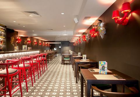 *TRESPASS* Equipped Restaurant on Roberto Ivens Street in Matosinhos Fantastic restaurant with 177m2 plus 114m2 very well equipped and decorated, with top quality equipment, ready to work, in Rua Roberto Ivens, one of the best restaurant areas in Mat...