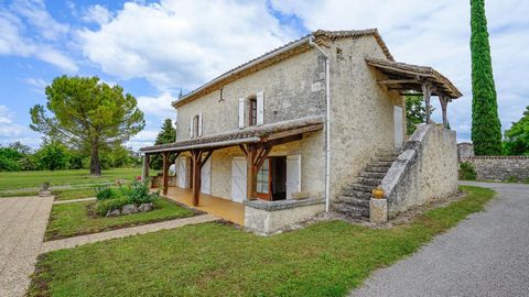 A few kilometers from the village of Montcuq you will find this easy to live house with the living rooms that communicate with the terrace and the garden of 1489m2 easy to maintain. Garden level Kitchen 16 m2 Living room 25 m2 opening onto the terrac...