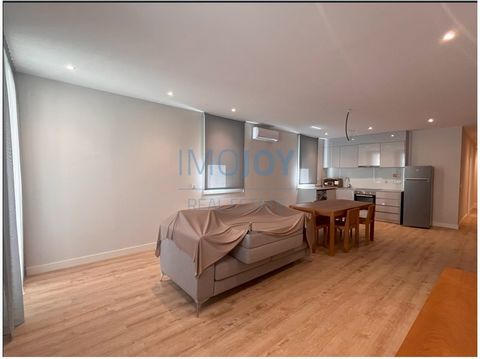 Découvrez cet incroyable appartement de 3 chambres, situé au cur de Porto, idéal pour ceux qui recherchent le confort, la modernité et un emplacement privilégié. La propriété dispose de : Terrasse privée : Terrasse où vous pourrez vous détendre et pr...