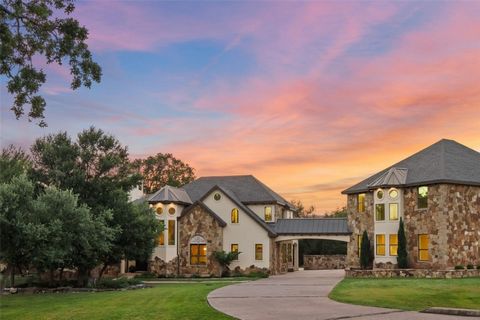 Ti diamo il benvenuto nella casa dei tuoi sogni a Buda, in Texas! Situata nell'altamente desiderabile Elliott Ranch, questa magnifica tenuta offre lusso e privacy senza pari, con 400 acri di riserva naturale come cortile. Con una superficie di 4.828 ...