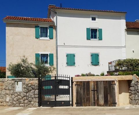 Charming stone villa with swimming pool in Malinska, Krk, 2 km from the sea! The semi-detached house was built on a land plot of 250 m2, the house itself has an area of 155 m2 and includes a tavern, ground floor, first and second floor and high attic...