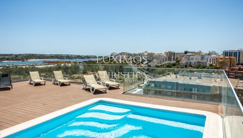 A apenas alguns minutos a pé da Praia da Rocha , e da Marina de Portimão, Algarve , está esta Penthouse exclusiva. Localizado no 8.º andar, este excecional apartamento oferece modernidade, funcionalidade, conforto e privacidade. É um apartamento novo...