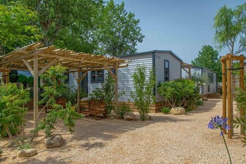 Les Jardins d'Agathe is a beautiful, small campsite with a swimming area of 650 square meters with a 35-meter slide and a large swimming pool of 152 square meters. A (snack) bar, children's playground, boules court and small fitness park round off th...