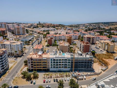 Découvrez l’escapade parfaite dans ce magnifique appartement de 2 chambres, situé au cœur de la charmante ville de Lagos. D’une superficie brute de 134,9 m2, cette excellente propriété présente un design moderne et des finitions de haute qualité, ass...