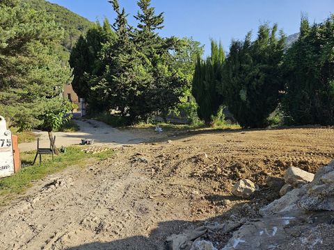 New subdivision (CONSTRUCTION IN PROGRESS) composed of very beautiful flat plots (from 331m2 to 435m2) with optimal sunshine, facing South, fully serviced (water, electricity, telecom), mains drainage by gravity, direct access. Free choice of manufac...