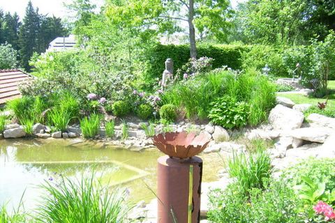 Appartement dans un endroit calme relaxant. Avec des offres de bien-être telles que le sauna et divers massages. Un étang de natation pour les chaudes journées d'été pour se rafraîchir. Et un jardin dans lequel vous pouvez laisser votre esprit errer....