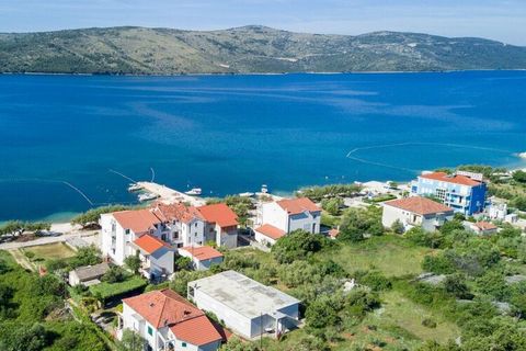 Villa Rozana is een luxe villa op het strand (5 m van de zee) met een prachtig strand en kristalheldere zee, in Kroatië, in het hart van de Adriatische kust, in het prachtige toeristische dorp genaamd Seget Vranjica, rustige vakantieplaats met een Sp...