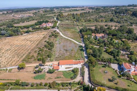 Descubra este terreno nos limites de Janas, Sintra, a apenas alguns minutos de Nafarros (3 minutos), Azenhas do Mar (4 minutos) e Praia das Maçãs (7 minutos). Este terreno oferece uma localização privilegiada, cercada por moradias charmosas e com uma...