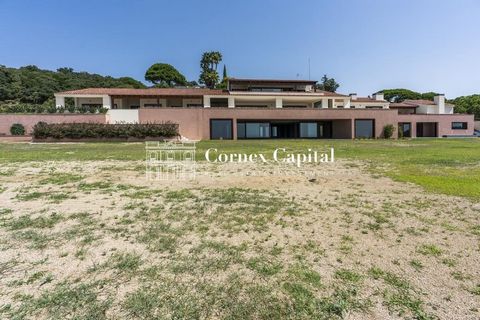 Cornex Capital presenteert een spectaculair herenhuis gelegen in het exclusieve gebied van Supermaresme, in Sant Andreu de Llavaneres. Het sensationele uitzicht vanaf deze bevoorrechte uitkijktoren van Supermaresme omvat het uitzicht over de hele Mar...