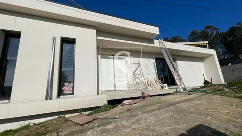 Lussuosa casa indipendente a un piano con 3 camere da letto, situata su un terreno di 1.230 m². In fase di finitura con consegna prevista in 6 mesi! A 400 metri dalla spiaggia di Loureira, un'eccellente area di svago con immensi spazi verdi intorno e...