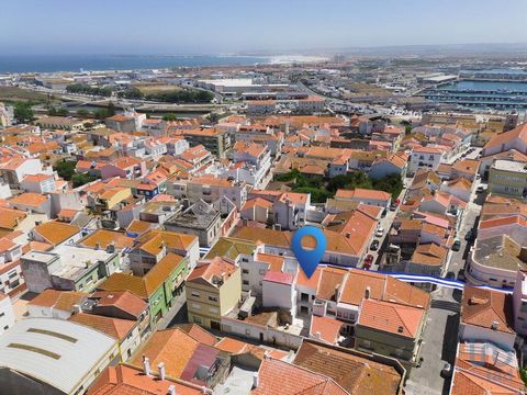 Fantástica moradia no centro histórico de Peniche a 5 minutos da praia Com uma área total de 107,60 m2, no seu interior encontra ao nível do rés do chão. Sala e cozinha em conceito de opean space com acesso ao maravilhoso pátio com uma exposição sola...