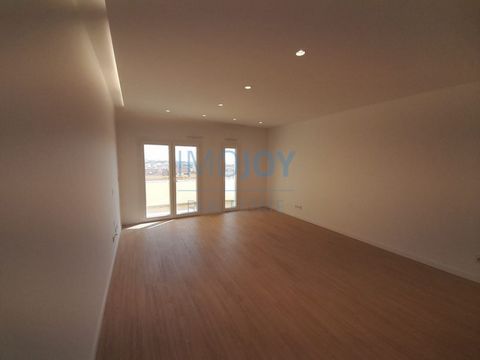 Apartamento T3 a estrear, inserido num prédio de 15 frações com 2 elevadores. Os apartamentos são constituídos da seguinte forma: Hall (10m2) com roupeiro, Sala de estar/jantar (29,8 m2) com varanda, cozinha (11m2) totalmente equipada com varanda, 1 ...