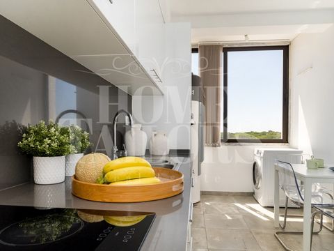 Apartamento T3 com box e varandas, composto por 5 assoalhadas com 103,44 m2, localizado na Quinta da Bicuda, Cascais. Imóvel com duas frentes, em um segundo andar com vista desafogada e bastante luz solar, dispõe de áreas acima da média, que separam ...