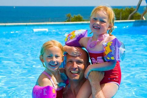 Gudhjem Holiday Park & # 8212; vacanza sull'isola del sole Case vacanza in stile Bornholm a 10 min dal porto ea 5 min dalla spiaggia. Il punto di partenza della famiglia per i viaggi a Helligdomsklipperne, Paradisbakkerne, Christiansø m.v. Guarda i f...