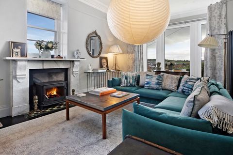 Introduzione Scopri l'eleganza di Summerhill, una bellissima villa vittoriana indipendente con quattro camere da letto nel villaggio di Kingskerswell, situata tra Newton Abbot e Torquay. Summerhill, è stato accuratamente restaurato a uno standard sup...