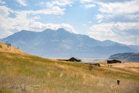 Oltre 2,5 acri nel cuore della Paradise Valley, questa proprietà si trova tra i paesaggi mozzafiato delle montagne Absaroka e della valle del fiume Yellowstone, a circa 28 miglia da Livingston e 36 miglia dal Parco Nazionale di Yellowstone, con acces...