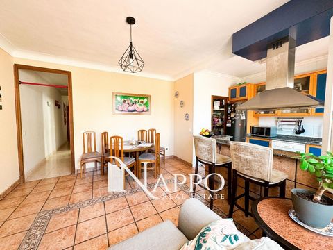 Nappo Real Estate presents this precious apartment with 3 dormitories and 1 bathroom located in the Pere Garau area, a few streets of the heart of Palma, Plaza España. The area of ​​the apartment is very practical, as it is practically located on Cal...