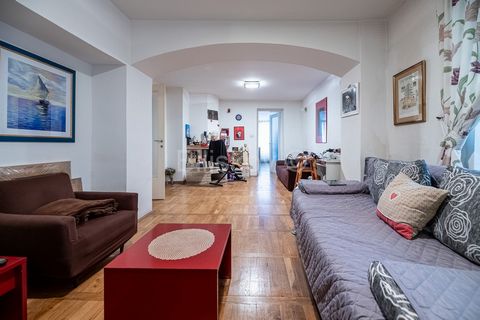 Oberstadt, Eine schöne Dreizimmerwohnung mit einer Fläche von 93,30 m2 im Erdgeschoss eines Ende des 19. Jahrhunderts erbauten Wohnhauses. In den Unterlagen steht für die Wohnung eine Fläche von 82,61 m2. Die Wohnung wurde im Jahr 2005 komplett renov...