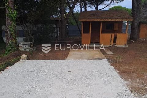 In Valbandon is located this plot of land with a regular shape of 330 m2, just a few steps from the beautiful beach. There is also an object on the plot, and is a two-minute walk to the sea. Just a 10-minute drive to the city of Pula and a 5-minute d...