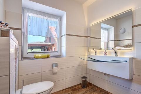 Schöne 2-3 Zimmer Ferienwohnung mit überdachter Terrasse. Es besteht die Möglichkeit ein weiteres großes Schlafzimmer zuzubuchen! Die Ferienwohnung bietet eine Möglichkeit einen sehr erholsamen Urlaub auf der Sonneninsel Usedom zu begehen. Unsere Fer...