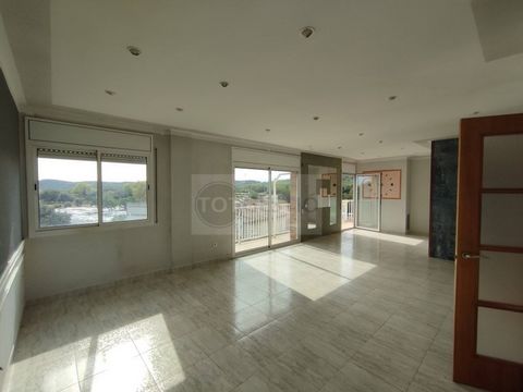 Een zeer ruim appartement te koop in het centrum van Santa Cristina de Aro. Het is een verenigd huis met twee verdiepingen, dus het heeft een bebouwde oppervlakte van 245 m² plus een zolder van 100 m². Het appartement heeft in totaal 5 slaapkamers, a...