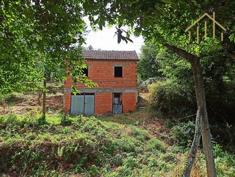 Terrain avec maison de foin1 600 m2 Ici, vous avez l’opportunité, terrain de 1 632 m2, situé dans la municipalité de São Pedro do Sul, à environ 8 minutes en voiture du centre-ville. Son emplacement se distingue par son excellente exposition au solei...