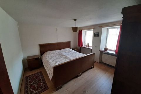 Semplice villa in Nattenheim per gli amanti della semplicità e della raffinatezza. Con 4 camere da letto, tutte dotate di letti matrimoniali king size, dove una famiglia o un gruppo di 7 possono dormire comodamente, questa casa offre anche un giardin...