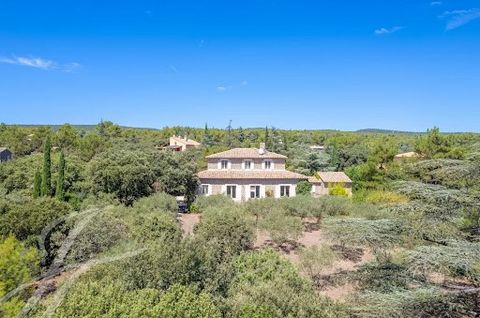 Située dans le prestigieux Triangle d'Or du Luberon, cette propriété en pierre représente une opportunité rare sur le marché actuel. Offrant une vue panoramique sur les villages pittoresques alentour, cette demeure se distingue par son caractère auth...