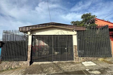 Opportunità di investimento in Alajuela Centro! Situata a pochi passi da Plaza Real, questa proprietà ad Alajuela Centro offre un'eccellente opportunità di investimento sia ad uso residenziale che commerciale. Caratteristiche principali: Soggiorno-Sa...