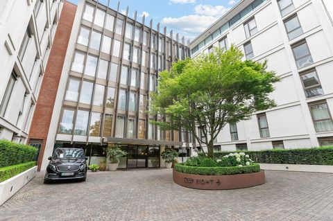 Verenigd Koninkrijk Sotheby's International Realty presenteert met trots dit prachtig afgewerkte zijappartement met drie slaapkamers in een luxe omheinde residentie op een steenworp afstand van Holland Park. Dit uiterst moderne appartement in de felb...