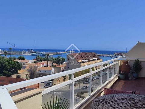 Experimente la lujosa vida costera en este impresionante ático dúplex de 165 m² en Denia, con vistas panorámicas al mar y una amplia terraza privada perfecta para disfrutar del sol mediterráneo. Esta fabulosa vivienda consta de un recibidor de entrad...