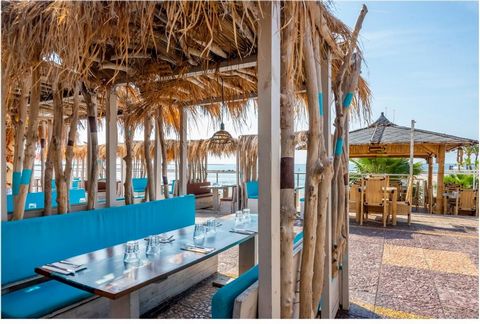 Magnifico ristorante d'angolo, di fronte alle spiagge in riva al mare con diverse terrazze. In una zona molto ricercata, bellissimo indirizzo di 1a categoria, posizione eccezionale, fronte mare su una passeggiata pedonale, ampio stabilimento con dive...