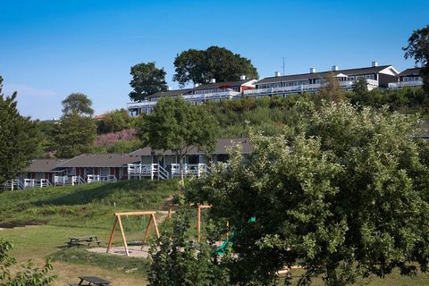 Mit einer schönen Aussicht über den Kleinen Belt und die Genner Bucht liegt der Ferienpark Løjt in einer schönen Umgebung mit Natur und einem Golfplatz. Alle Häuser liegen erhöht und viele haben Meerblick. Sehen Sie das Video auf YouTube. Danland Løj...