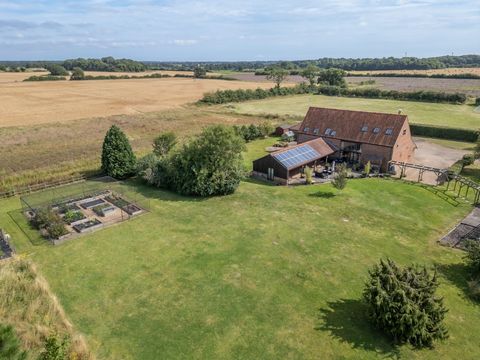 Converted in 1994 this impressive five bedroom family home is in an idyllic location, set back from the road and just minutes drive from the beach or the thriving market town of Beccles that has everything you need.. Springwatch would find this a gre...