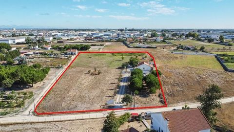 Beschreibung Finca in Samora Correia Ausgezeichnetes Anwesen in Samora Correia mit einer Fläche von 12.570 m² Land, das zwei Häuser umfasst, eines vom Typ T2 und eines T3, beide mit städtischem Charakter, das mehrere Möglichkeiten bietet, sowohl für ...